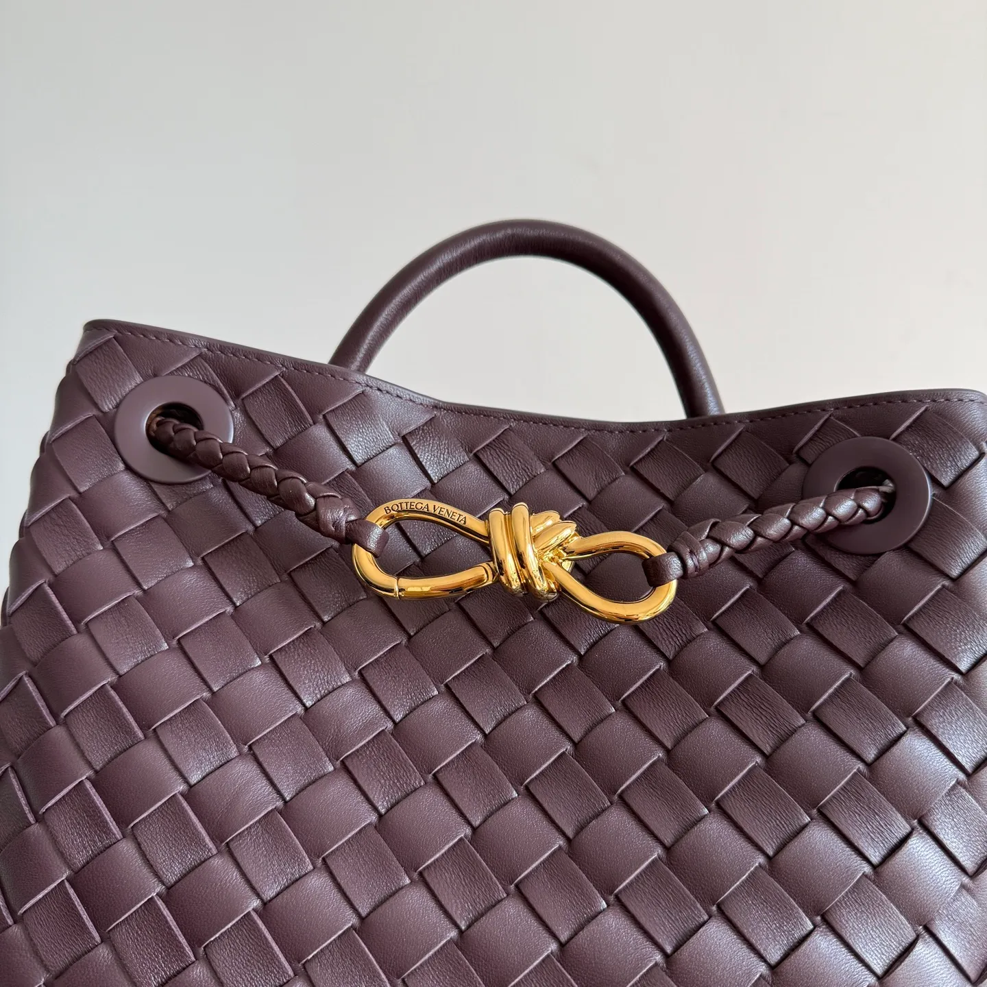 The 2023 new Andiamo batch of 1860 BV has been shipped‼ ️Really popular🔥The new Andiamo woven handbag launched by Bottega Veneta this season is really popular all over the world! ! Celebrities at home and abroad have worn it, and Oscar-winning actress Michelle Yeoh has taken it out on the street. Song Jia, Trai Yara, Yu Feihong, Sanji Ayaka, Rosie Hunting-Whiteley, Yoshioka Riho, etc. have all picked up this bag. It is classic and versatile, showing off its temperament, and the bag capacity is also large, which is very convenient for daily commuting! ! A variety of carrying methods, the shoulder straps can be adjusted by yourself, the original lambskin feels soft and delicate, and the unisex style breaks gender boundaries and brings a more practical and longer-lasting use experience. Andiamo, which has both elegant and casual styles, perfectly interprets the true appearance of "fashionable old money style". Style number: 743568 Size: 25*22*10.5cm